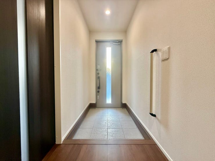 ◇玄関◇
使い勝手の良い下足収納があり、外から帰ってきて汚れた靴、レインコート、傘や外遊びグッズ等を収納するのに大変重宝します。明るく温かな雰囲気で家族の帰りや来訪者を出迎えてくれる玄関です。