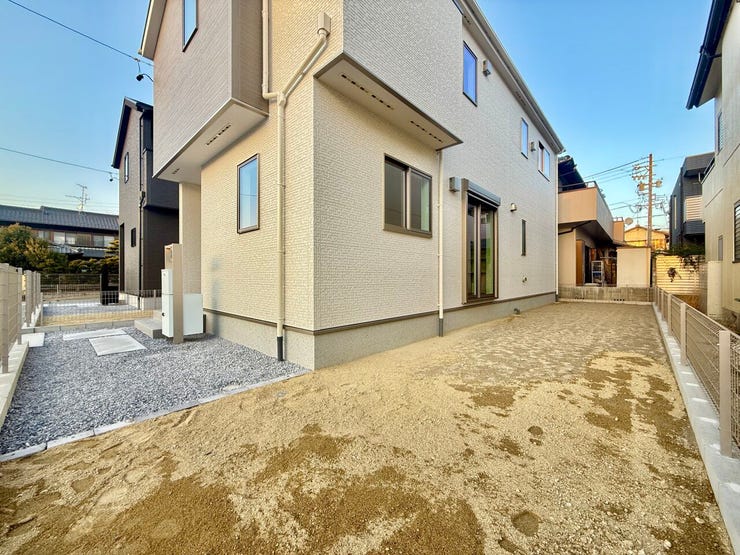 ◇庭◇
南側に面したゆとりあるお庭があります。お子様の遊び場として、BBQや家庭菜園などもお楽しみいただけます。イスやテーブルを置いてカフェスペースにしてもいいですね。