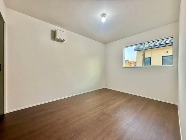 ◇二階 洋室◇
6帖の洋室です。たっぷり収納付きで、ハンガーパイプに大切なお洋服をかけてスッキリご収納頂けます。タンスを用意することがないのでお部屋も広くご活用できます。