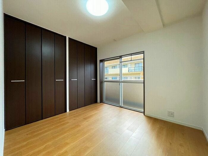 南側洋室最上階の角住戸のため、日当たり・通風・眺望すべて良好。