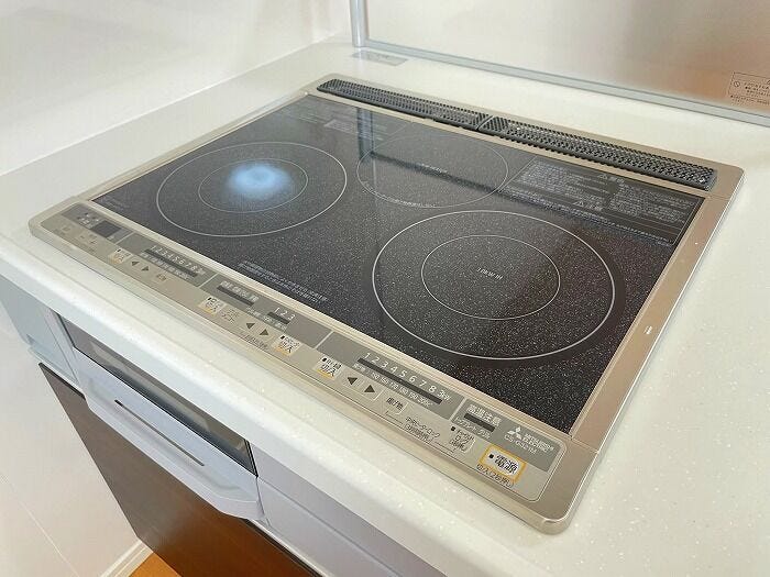 開放感のあるキッチンには、IH三口コンロとグリルを搭載。
複数の料理を同時に進められるため、毎日の調理もスムーズです。火を使わないIHは安心・お手入れも簡単で、忙しい日々をしっかりサポートします。