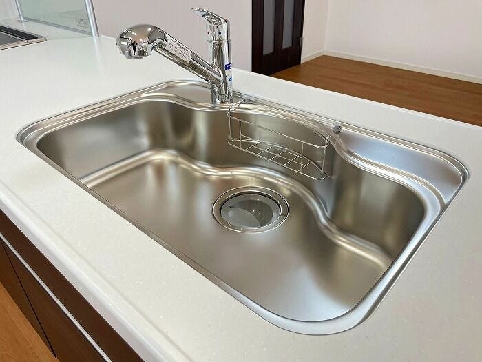 ゆとりあるサイズのシンクは、洗い物が多い日でも作業しやすく実用的。食器や調理器具もスムーズに洗えるため、毎日の家事負担を軽減してくれます。