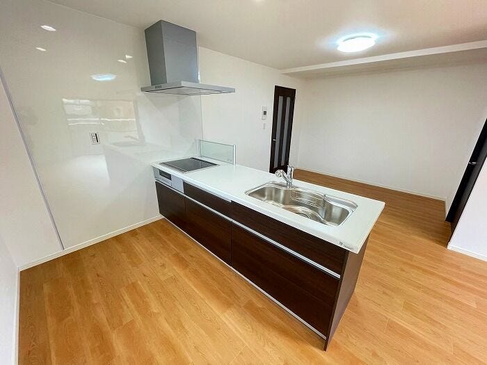 開放感あふれる16帖LDKと一体感のあるカウンターキッチン。
リビングの様子を確認しながら調理ができ、小さなお子さまがいるご家庭にも安心。作業スペースも確保されており、調理・配膳がスムーズに行えます