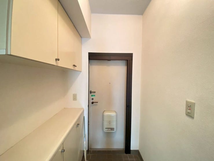 玄関横にご家族の写真、絵画などを展示することに
よっておしゃれな雰囲気になります♪