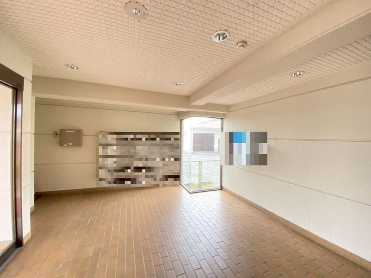 広くスペースを取り、シンプルなエントランス♪