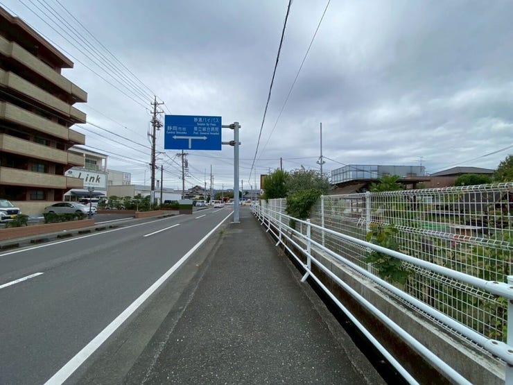 前面は竜南通りで清水方面、静岡方面に行くのにも
便利♪