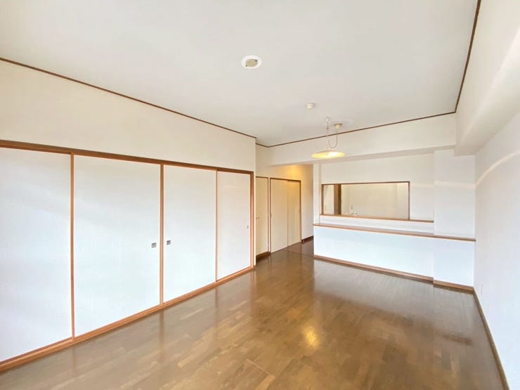 南向きで昼間でも明るい!
和室との扉を開ければLDと一体になり、より広く
ご使用いただけます♪