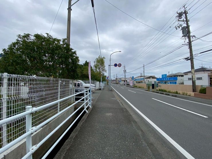 前面は竜南通りで清水方面、静岡方面に行くのにも
便利♪