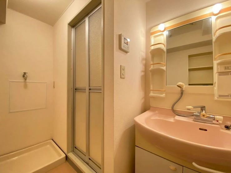 ピンクの洗面台と収納がありますので、
水回りがきれいに片付きます♪