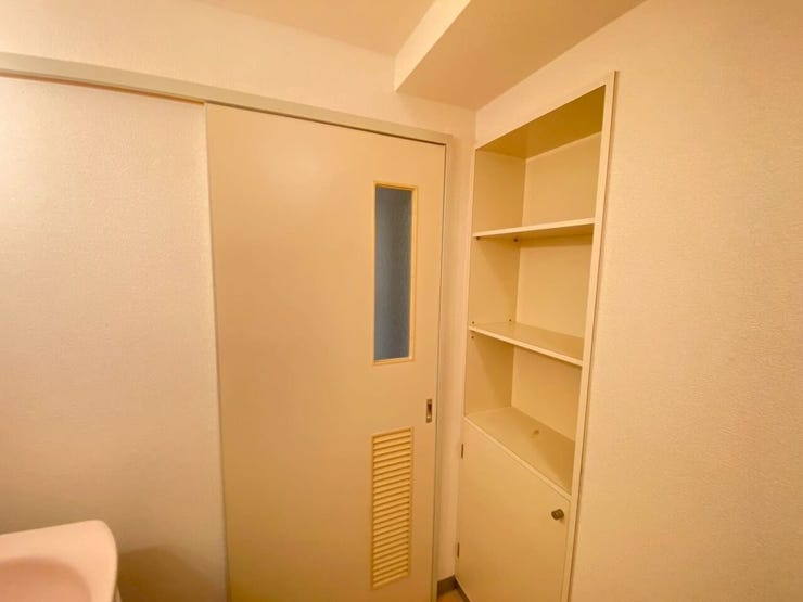 洗面台の向かいに収納スペースを設けています♪