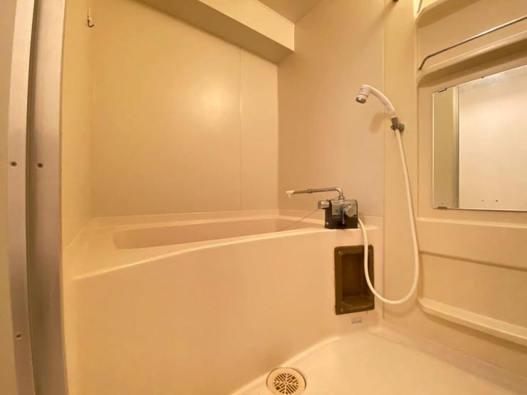 鏡付きでコンパクトな浴槽です♪