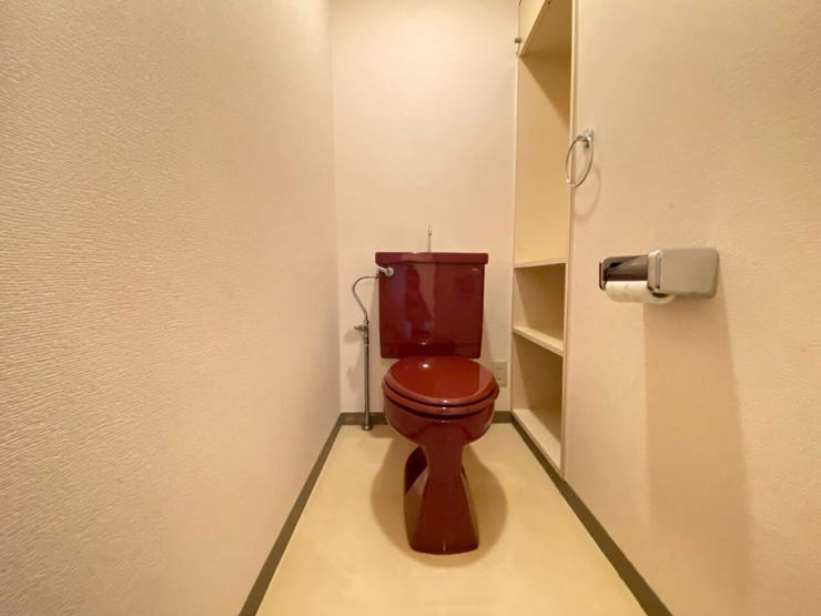 奥行きがあるトイレで閉塞感がなく、落ち着いた雰囲気!
収納スペースも完備されています♪
