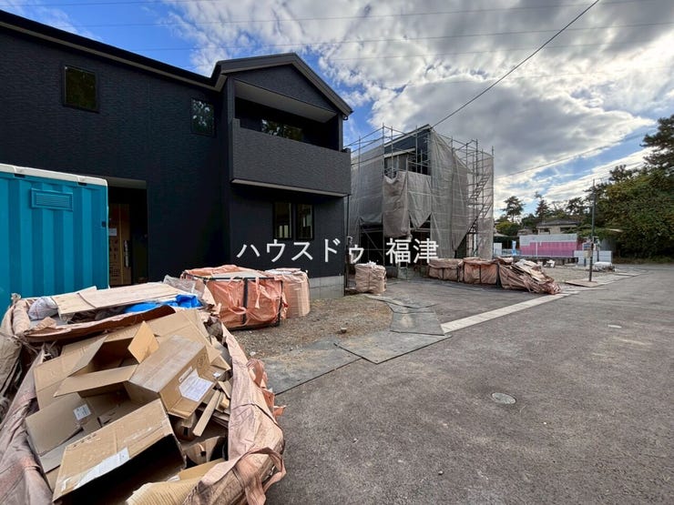 未完成物件は立地を確認後、
同メーカーが建てたお家をご案内♪
《福岡市東区奈多2丁目 新築戸建て》