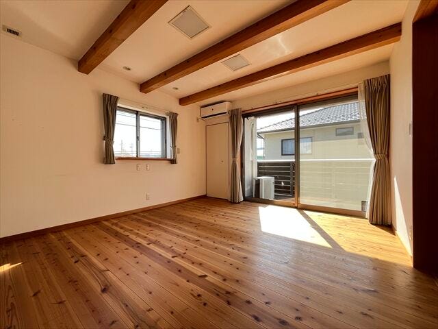 2階東側:大きな窓から光を取り込み、心地よい空間を実現。お好みの家具やインテリアを配置して、自分だけの特別な空間を演出できます。(2025年11月14日 撮影)