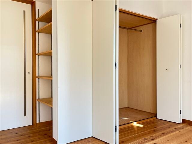 2階東側:衣類や小物類をすっきりと収納できるクローゼットと可動棚があります。クローゼットはハンガーパイプも備え付けており、お気に入りの服をきれいに保てます。(2025年11月14日 撮影)