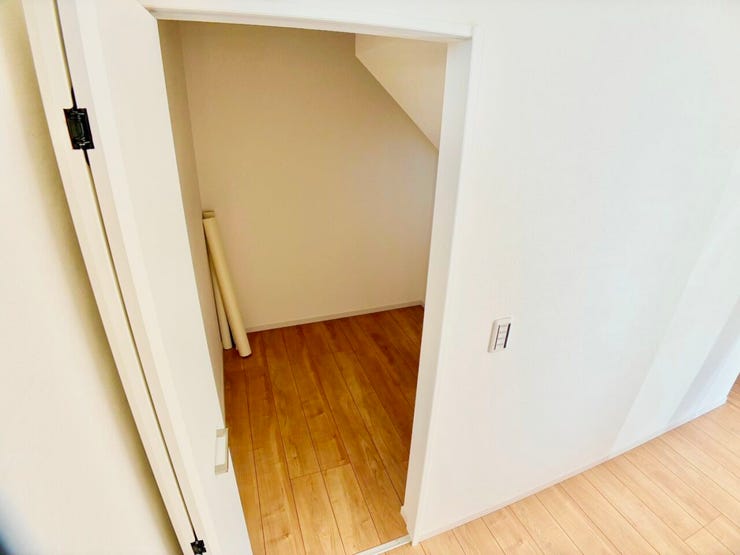 ◎1階WIC(1/9撮影)
LDK内には大容量のWICを採用◎
毎日使う上着や荷物などの収納、来客用の上着収納などたっぷり収納できるので様々な使い方ができます!