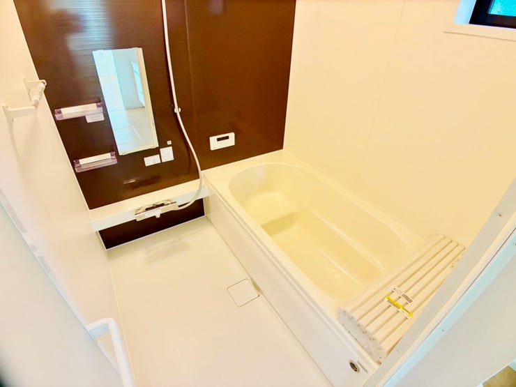 ◎浴室(1/9撮影)
お子様と一緒にバスタイムを楽しめる1坪タイプの広々浴室!
雨の日や、花粉の時期のお洗濯にうれしい浴室乾燥機付!