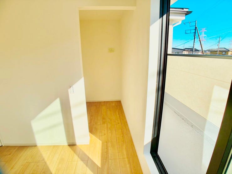 ◎WIC(1/9撮影)
枕棚などもない広々としたスペースは高さのあるワードローブなどの家具を置くことができるので、自分好みのスタイルを作れます!