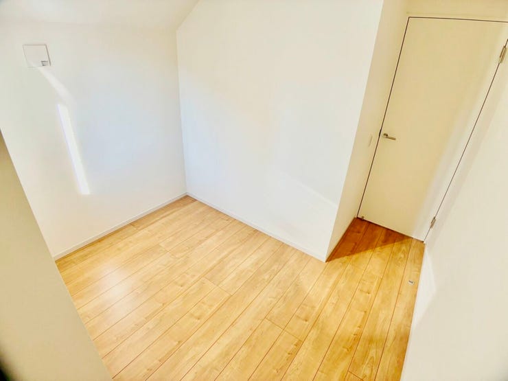 ◎納戸(1/9撮影)
使い方様々な納戸付!収納スペースとして、季節物の家電・家具、ご家族分の衣類などをまとめて収納!書斎として、ゆっくりと読書をしたり、趣味のレコードを聴いたりしても◎です!