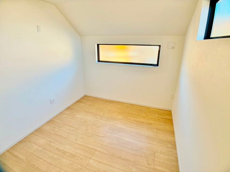 ◎洋室(1/9撮影)
フローリングは定番のメープルカラー、収納扉などはホワイトで清潔感もあり、家具もあわせやすい色合いです。