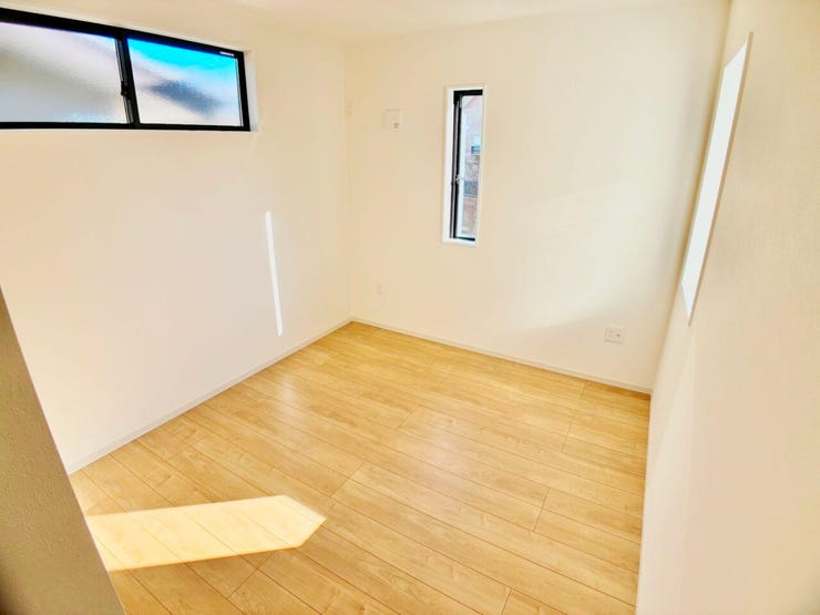 ◎洋室(1/9撮影)
全居室2面採光!窓を2つ設けた事で光が差し込む温かい空間になっています!