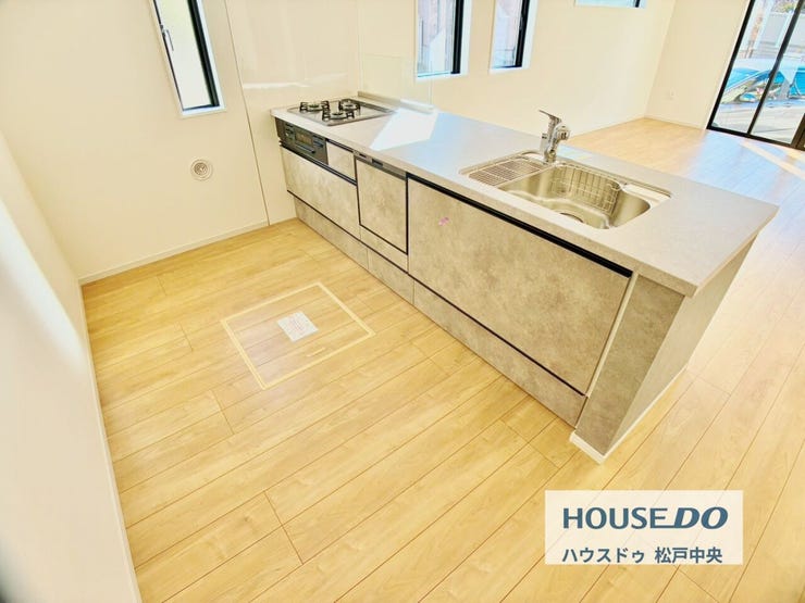 ◎キッチン(1/9撮影)
コンロ前に壁がなく、開放感たっぷりな対面キッチンです!リビングで遊ぶお子様を見守りながらお料理できます!