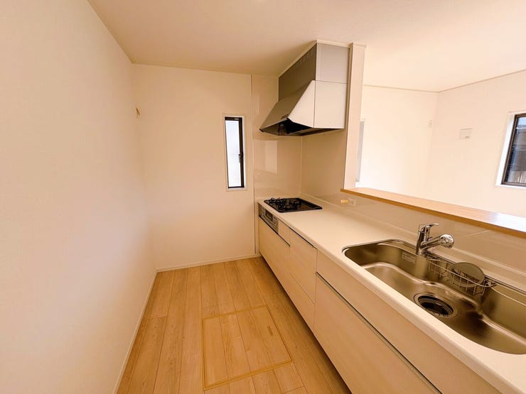 リビング、ダイニングを見渡せる対面キッチン。
家族との会話を楽しみながらお料理できます♪