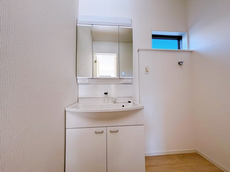 三面鏡のシャワー付き洗面台は収納もでき、お掃除もスムーズ☆
洗面室には窓もあり、風通しも良く清潔に保てます。