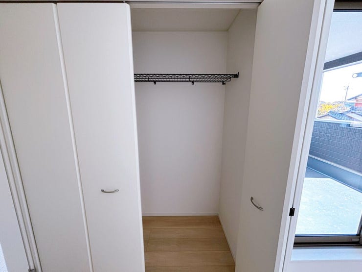 2階 洋室(6.5帖)にはクローゼット付き
バルコニーへ出入りできます♪