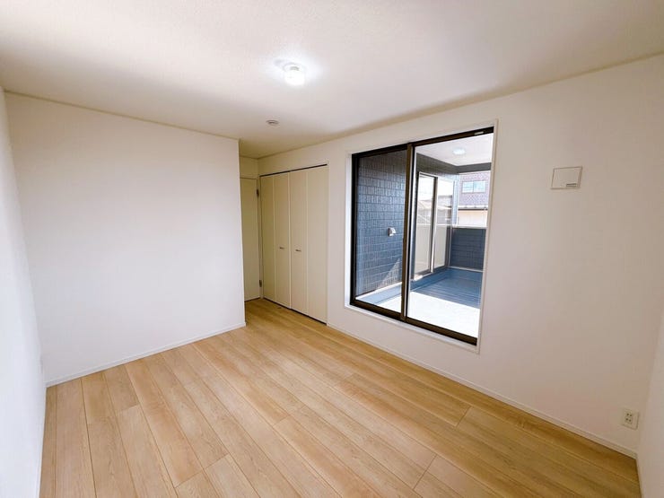 2階 洋室(6.5帖)には窓が2か所あり、たっぷりと自然光が差し込む心地良い洋室です。