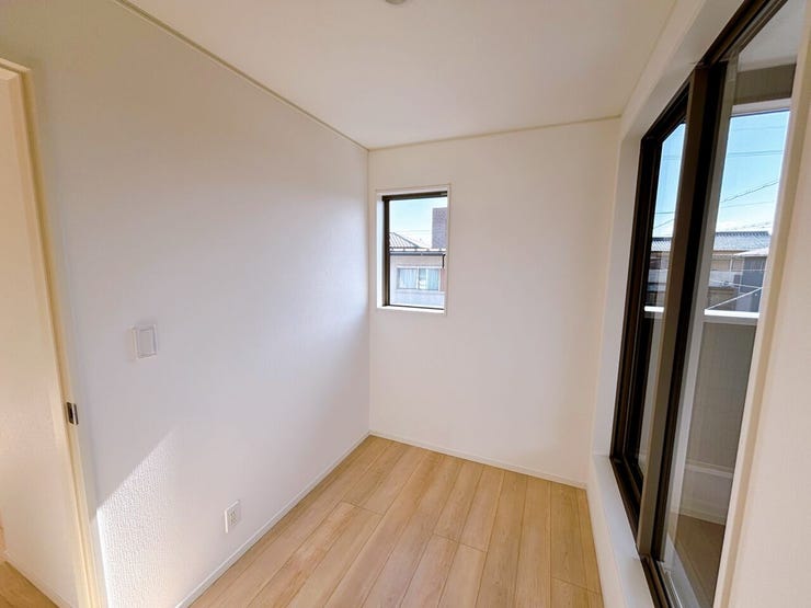 2階 洋室(7帖)からはサンルームへ出入りできます♪