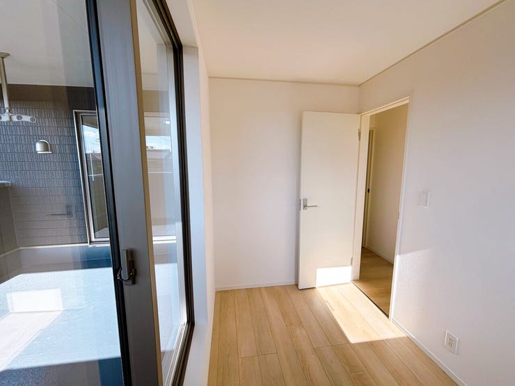 サンルームからはバルコニーへ出入りできます。
雨の日のお洗濯も安心です☆