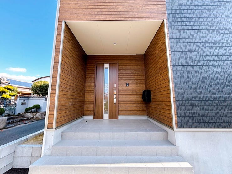 玄関には屋根があるので、慌てずゆっくり出入りできます♪