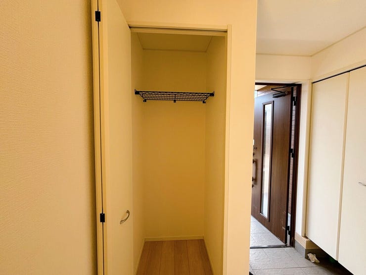 1階 ホールには収納スペース