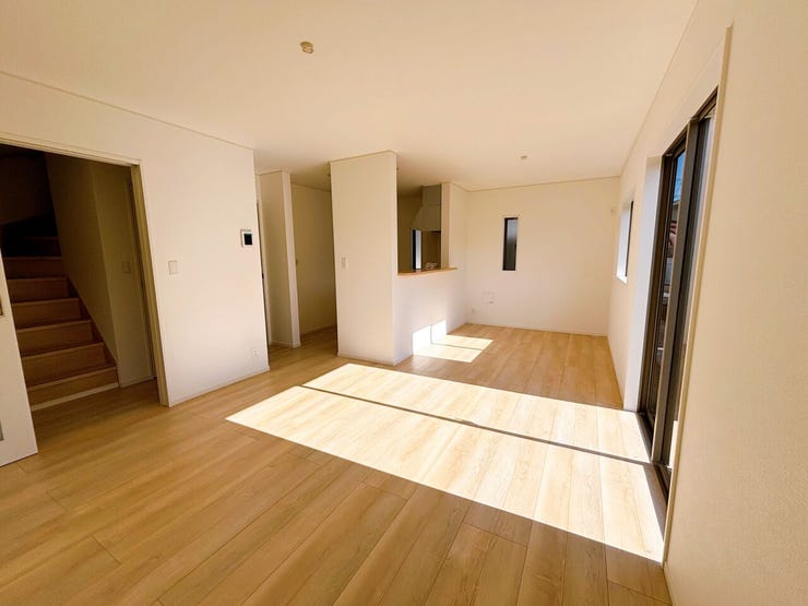 自然光がたっぷり差し込む南向きの明るいリビングは16帖あります☆