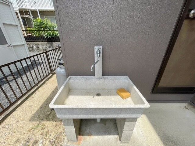 外作業に便利な屋外シンク付き。掃除やガーデニングに使いやすい配置です。
