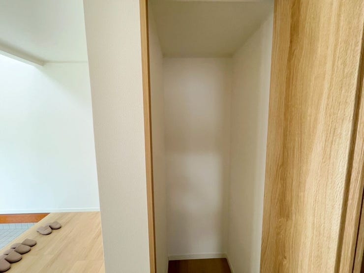 廊下に設けられた収納は、ストック品や掃除道具をまとめて管理でき、住まいを整えやすい実用的なスペースです。