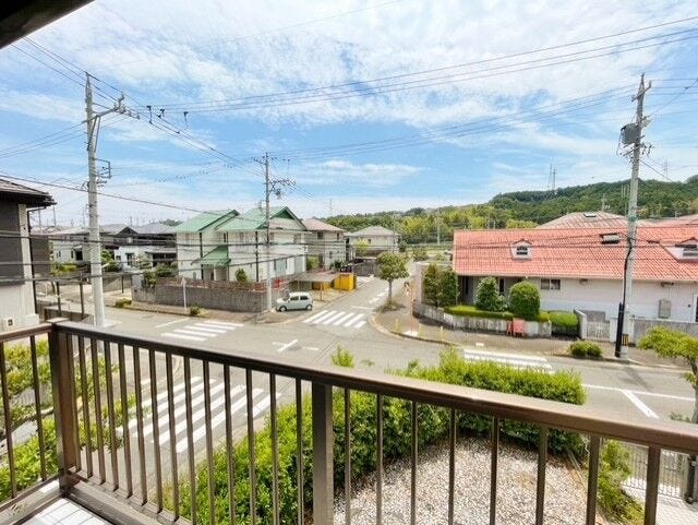 落ち着いた雰囲気の閑静な住宅街に位置し、ゆったりと暮らせる住環境です。