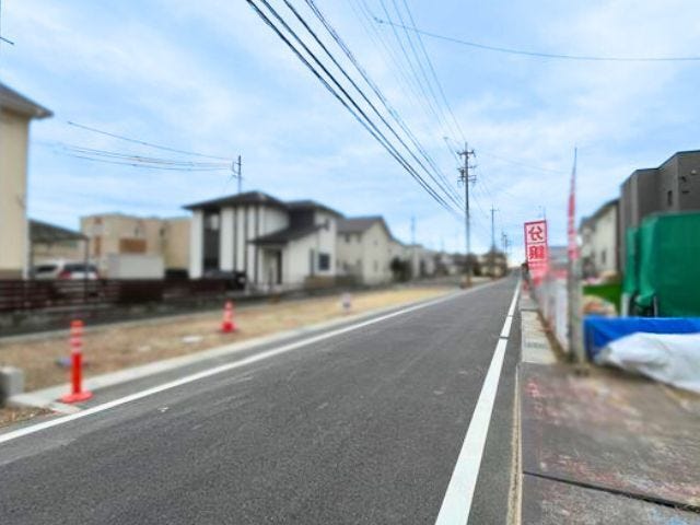 幅員約5mの前面道路です。2台の車がすれ違うことが出来る道幅です。車の出し入れもゆったりとする事が出来ます。
(2026年2月7日 撮影)