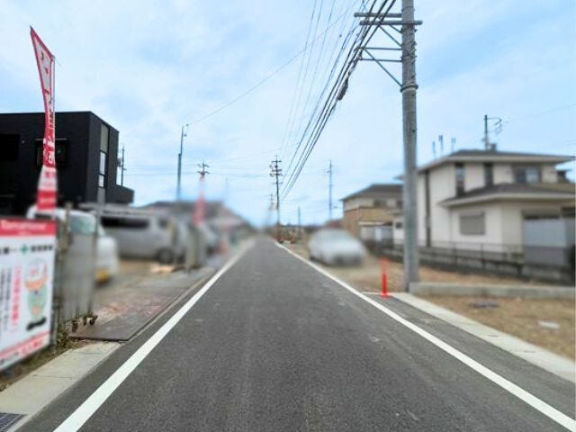 幅員約5mの前面道路です。お子様と手を繋いで歩いている横を車が通り抜けれる道幅となっています。安心してお子様と一緒にお出掛けする事が出来ます。
(2026年2月7日 撮影)