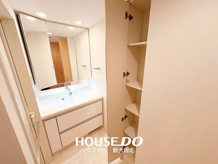 ■三面鏡洗面台は鏡裏の収納力だけでなく、両サイドの鏡の角度を変えることができるため、スタイリングもしやすいですよ!
■洗面所にも収納スペースがあるのもうれしいポイントです!