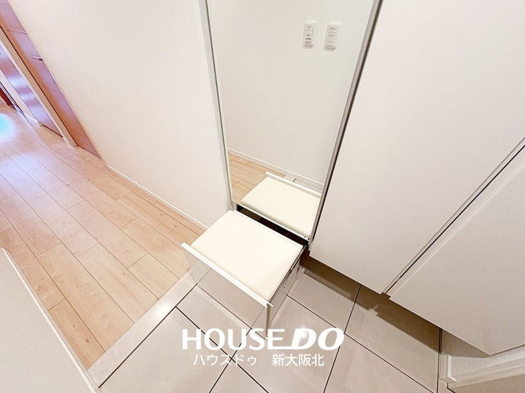 ■玄関の姿見の下には椅子が収納されているため、お子様やご年配の方が座って靴の着脱ができますよ!
■細かい配慮がされた設計です!