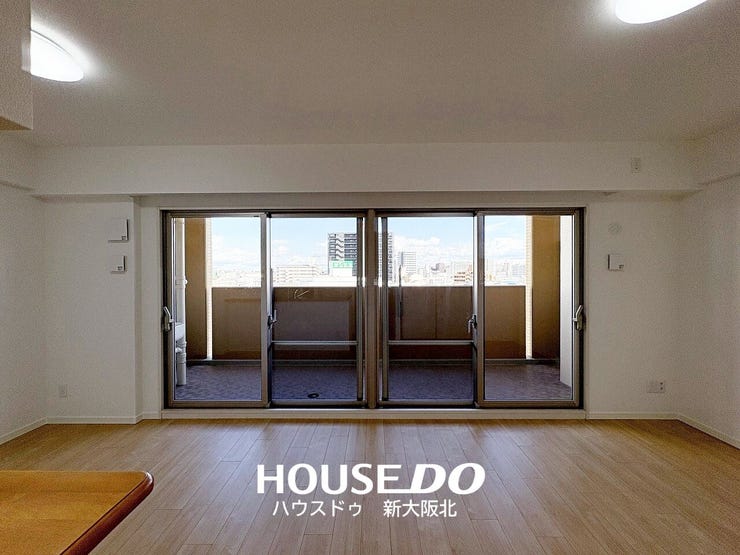 ■大きな窓から光が差し込むリビング!ポカポカの室内で、安らぎのひと時を演出します!
■窓が大きく日当たり良好のリビング!家族が自然と集まるあたたかい空間になりそうですね!