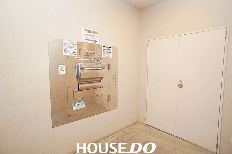 ■こちらは24時間ゴミ捨てが可能なダストシュートになっております!
■雨の日のごみ捨てでも快適ですね!
■臭いも漂わないので衛生的でいいですね!
■お仕事がお忙しい方には特に重宝する設備です!