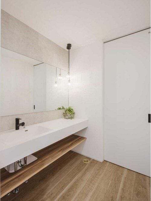 十分な大きさの洗面台は収納もさる事ながら、身だしなみチェックや歯磨きなど、朝の慌ただしい時間でも余裕とゆとりを感じて頂けます。