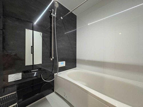 一日の疲れを癒すお風呂♪寒い季節の浴室暖房、夏の涼風運転と、一年中活躍する浴室乾燥機付きです。24時間換気で湿気をこもらせません!