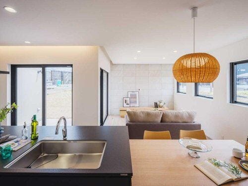 約19.5帖の広々としたリビング♪お洒落な照明も目を引くポイントです!