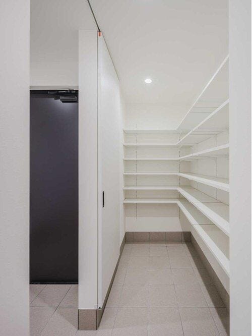 靴を履いたまま入れるシューズインクロークです♪玄関に出しっぱなしになりやすい傘や靴がスッキリ収まりますよ♪ベビーカーやアウトドア用品など外で使用するアイテムを玄関に収納できるのも魅力的なポイント!