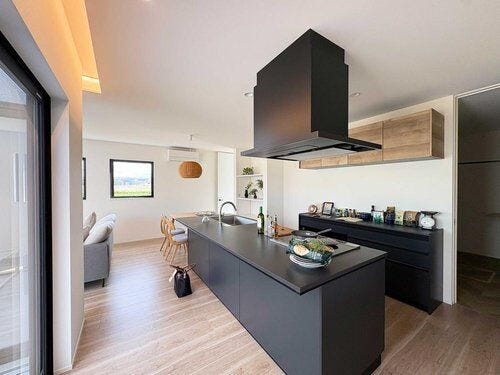 重厚感のあるカラーデザインで統一されたアイランドキッチン♪両サイドから出入りができます♪サイズと動線は主婦目線で確認してください♪収納も沢山あるので、今のお家と比べてください!