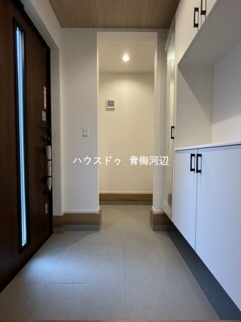 玄関:玄関ドアのスリットからの採光は、玄関に適度な明るさと光のアクセントをくわえてくれます。